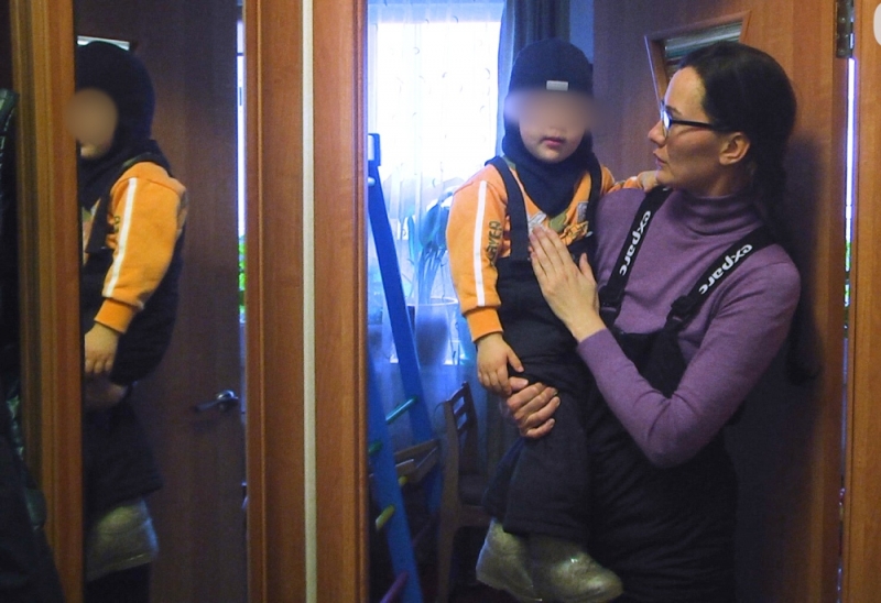 Двухлетний сын закрылся в квартире на Уралмаше