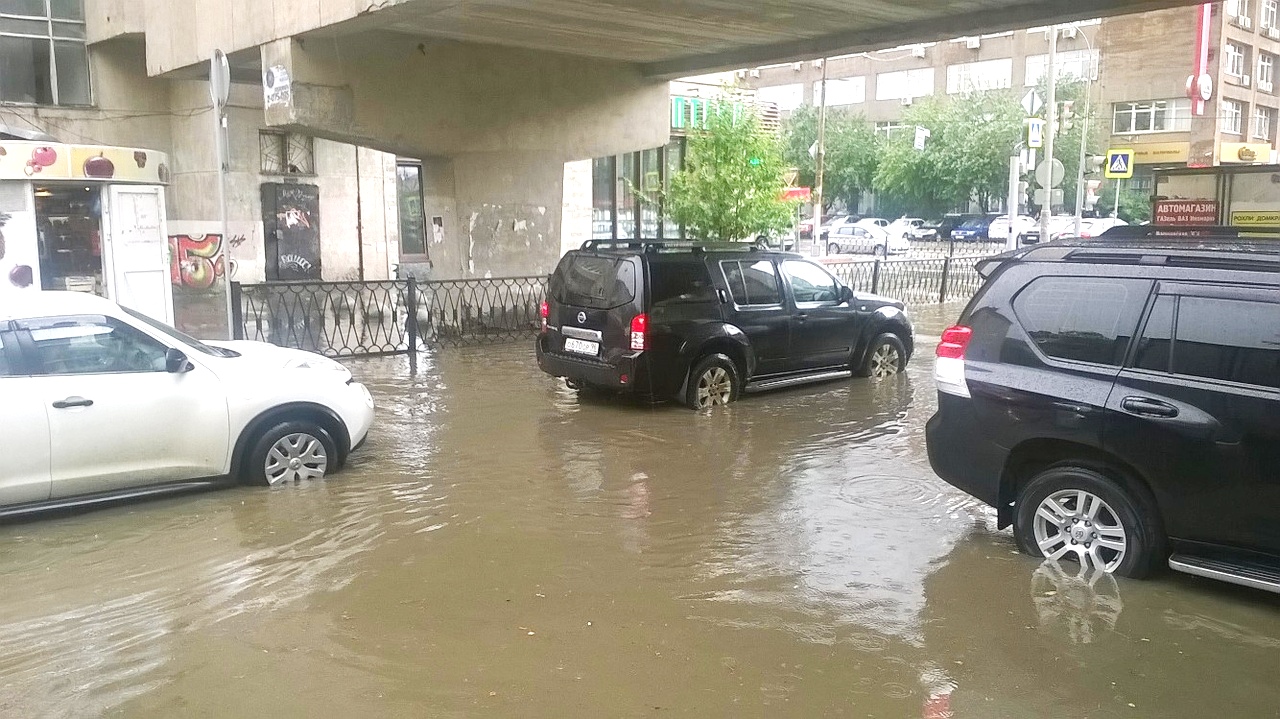 В Екатеринбурге затопило центр города: машины плавают, как лодки |  08.08.2018 | Екатеринбург - БезФормата