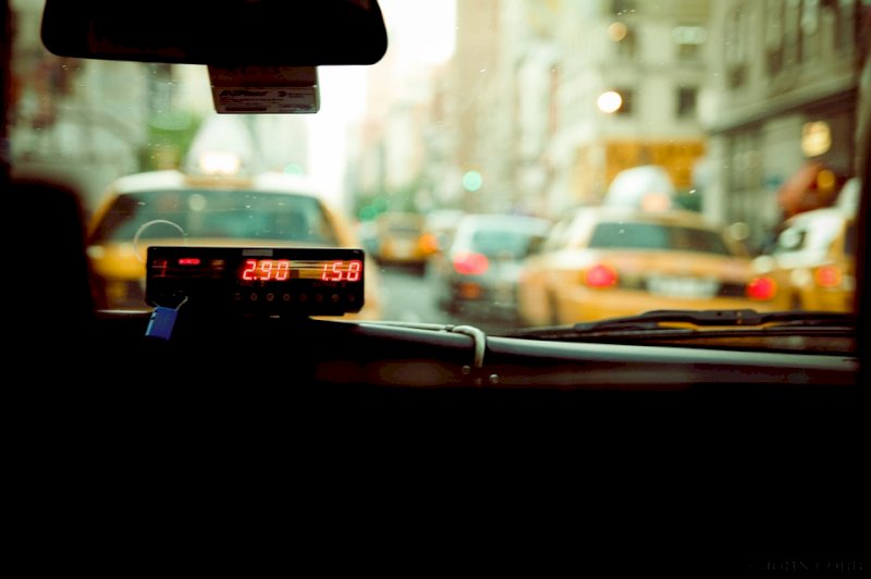 В Москве пассажира «Яндекс. Такси» ограбили и прокатили в багажнике