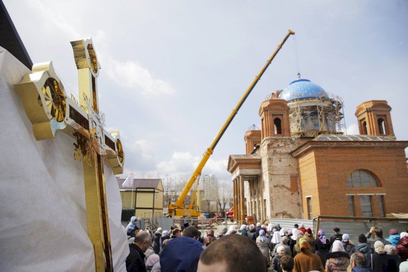 В Екатеринбурге установили главный купол на храм-памятник на ВИЗе