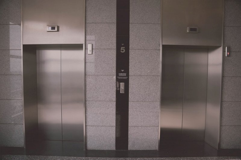 Спасатели напомнили уральцам правила безопасного пользования лифтом