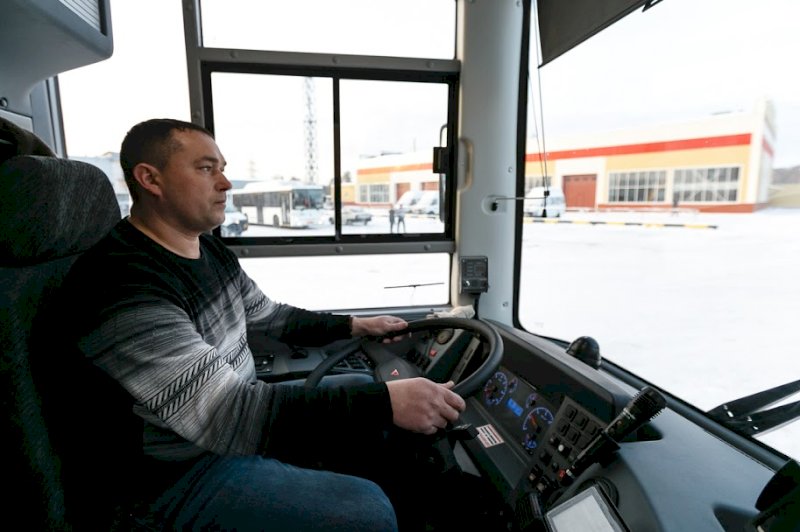 «Совесть - лучший контролер»: в автобусах Салехарда появились терминалы для оплаты проезда картами