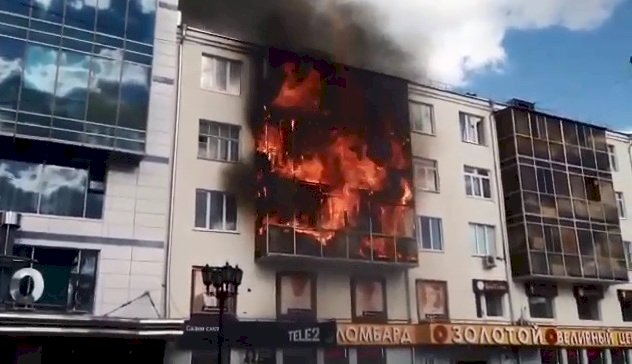 Пожарные спасли мужчину при тушении пожара в доме-памятнике в центре Екатеринбурга