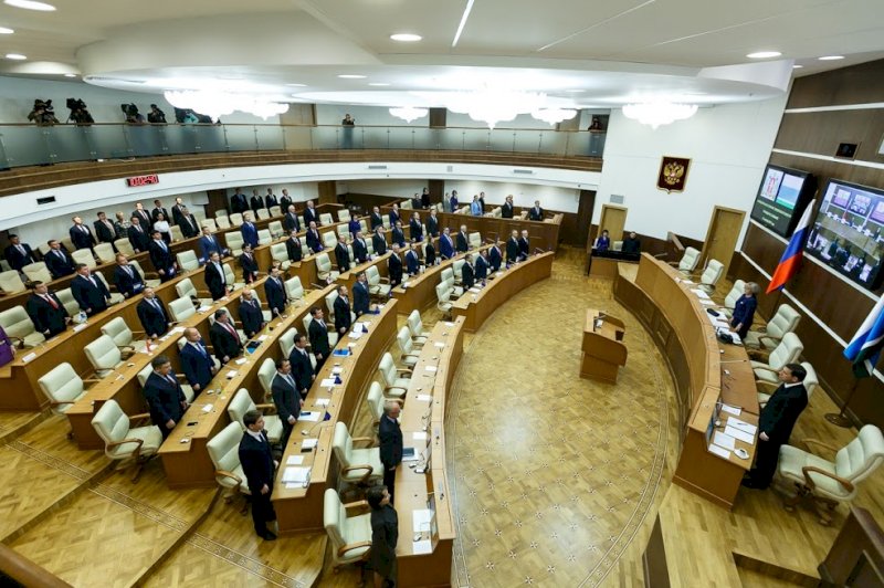 Депутаты обсуждают моральный кодекс свердловского парламентария: любовниц иметь - можно, защищать избирателей - нельзя