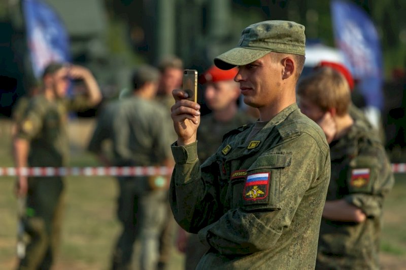 Путин подписал закон о запрете на использование смартфонов военными