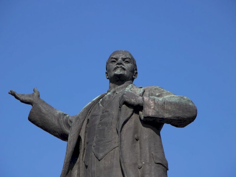 Ленин - признак провинции. Ройзман выступил за строительство храма на Площади 1905 года 