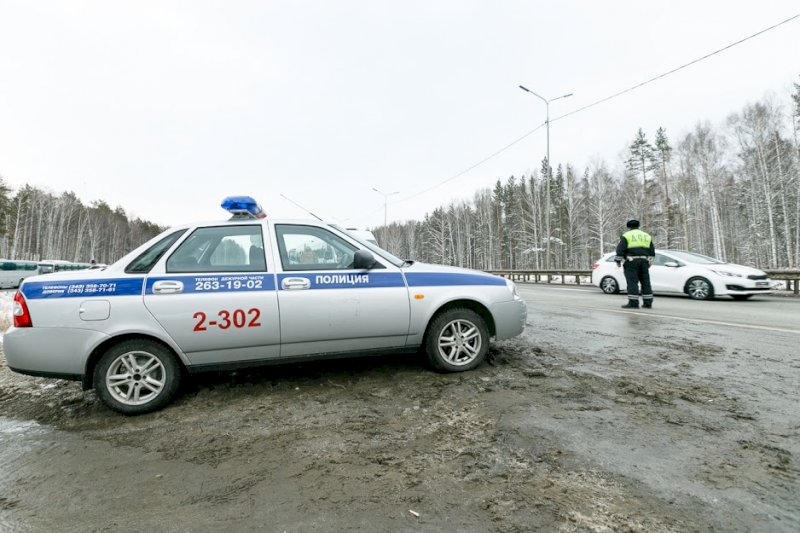 Свердловские гаишники отправились спасать замерзших водителей 