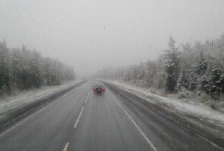 Трассу М-5 в Челябинской области замело мокрым снегом