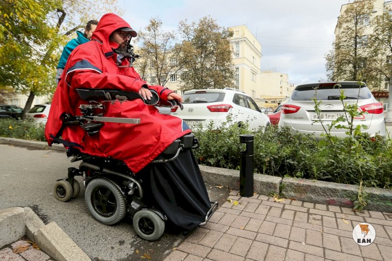 Турист–колясочник из Германии проверил Екатеринбург на доступность (ВИДЕО)