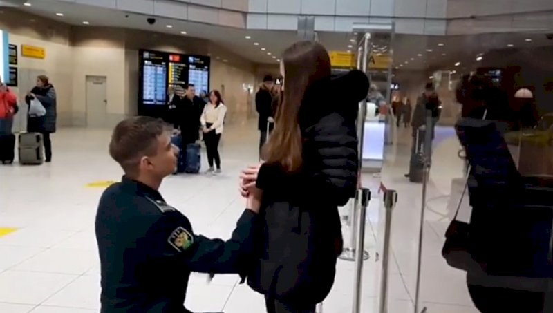 В Екатеринбурге таможенник признался в любви по громкой связи аэропорта