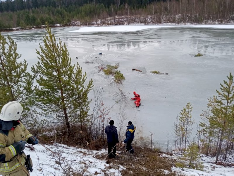 На Среднем Урале рыбаки провалились под лед: есть погибший