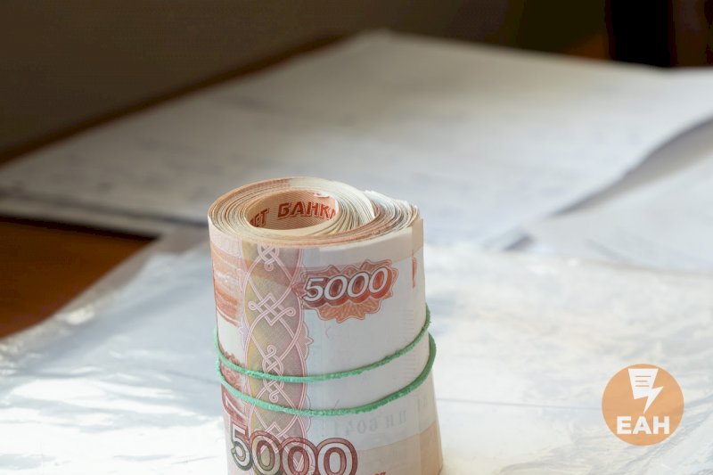 В Екатеринбурге бухгалтер крупной торговой сети попалась на даче взятки таможеннику