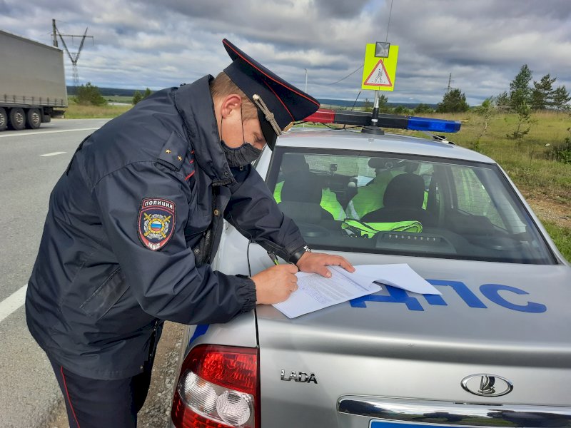 В Свердловской области водитель осужден за попытку дать взятку автоинспектору долларами 