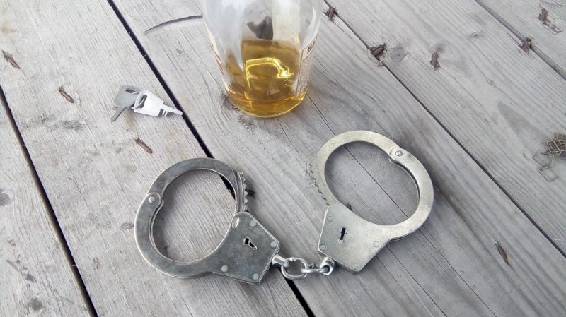 В Орске трех обвиняемых по делу о суррогатном алкоголе отпустили под домашний арест 
