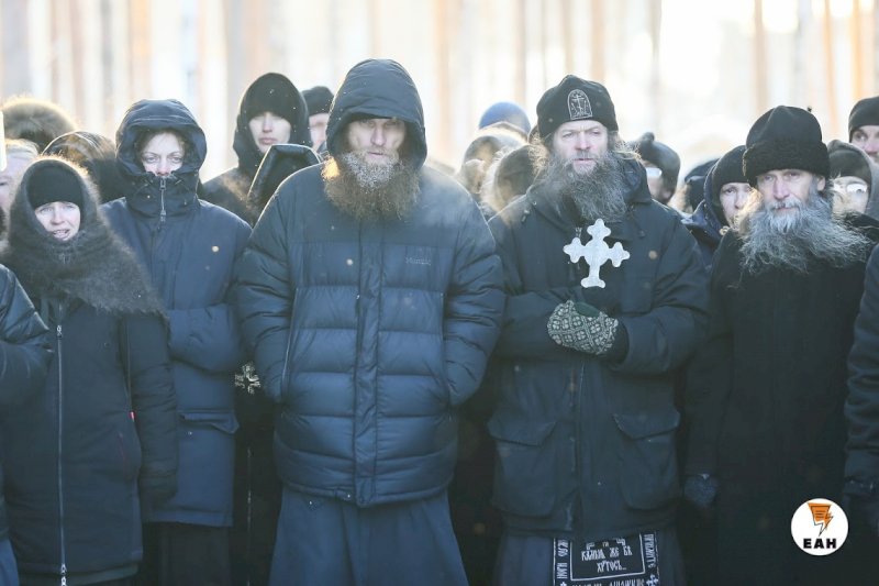 Сотрудники полиции разогнали массовый молебен сторонников Сергия у Храма-на-Крови