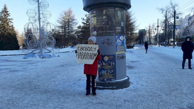 «Активистам пытался помешать провокатор». В Челябинске прошли акции в поддержку Навального
