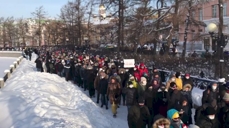 В Екатеринбурге началась несанкционированная акция сторонников Навального (ФОТО)