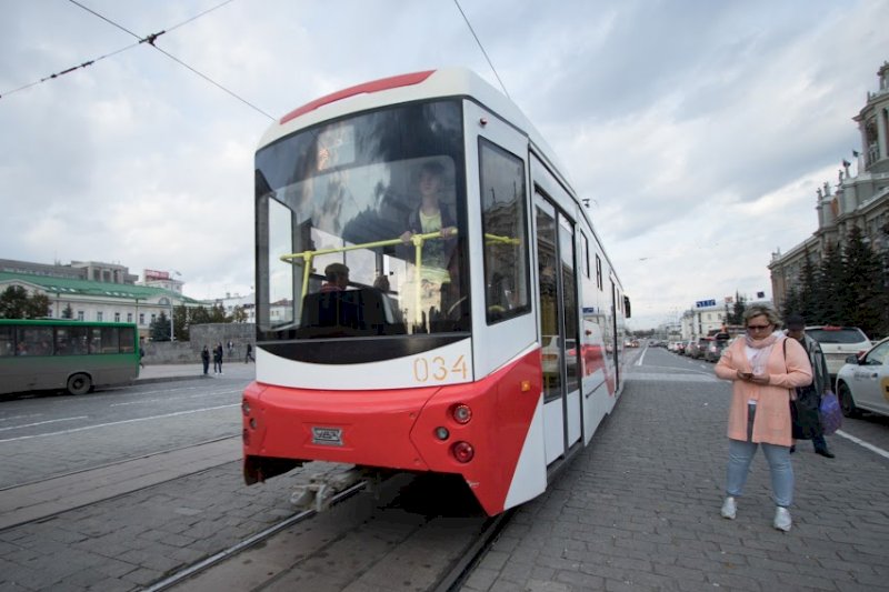 В Екатеринбурге будут ремонтировать трамвайные пути на ВИЗе. Движение перекроют