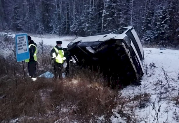 В Свердловской области опрокинулся автобус: один человек погиб, восемь ранены (СПИСОК ПОСТРАДАВШИХ)