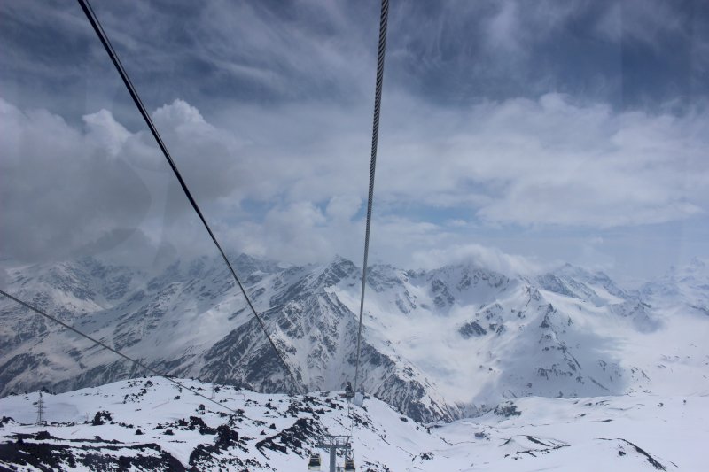 «Там еще шестой лежит, может, больше»: выживший альпинист рассказал о погибших на Эльбрусе