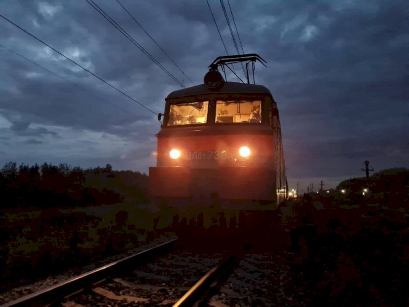 ﻿Женщина погибла под колесами поезда недалеко от Екатеринбурга