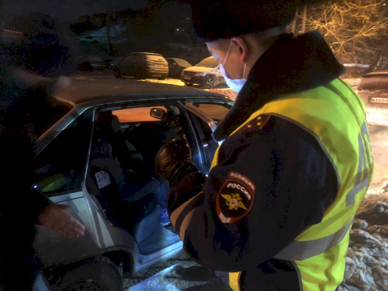 В ЯНАО водитель сбил дежурившего на трассе полицейского
