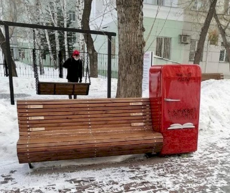 Похищение ставшего знаменитым ретрохолодильника в Челябинске сняли камеры наблюдения. ВИДЕО