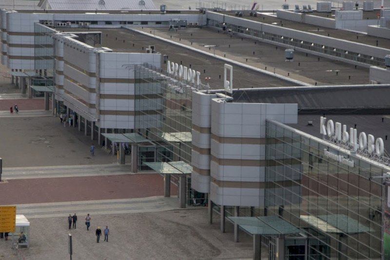 Из-за угрозы взрыва в аэропорт Кольцово выехали пожарные и саперы