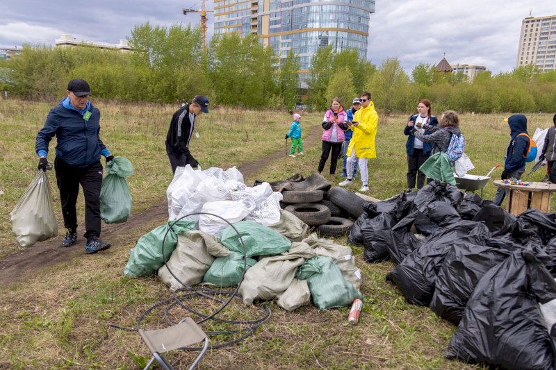 Более 2 тонн мусора собрали экоактивисты с берегов Исети в Екатеринбурге