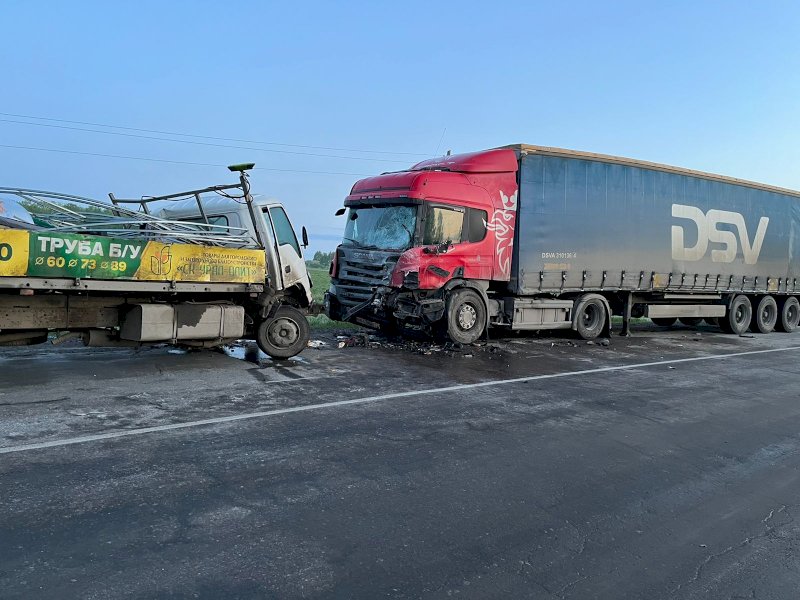 При столкновении двух грузовиков в Свердловской области погиб водитель. ФОТО