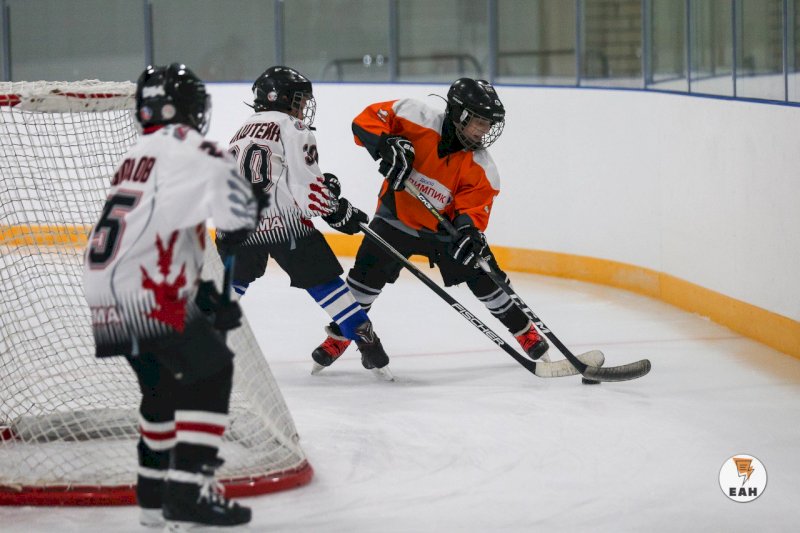 Детская хоккейная команда из Екатеринбурга отравилась после выездного сбора