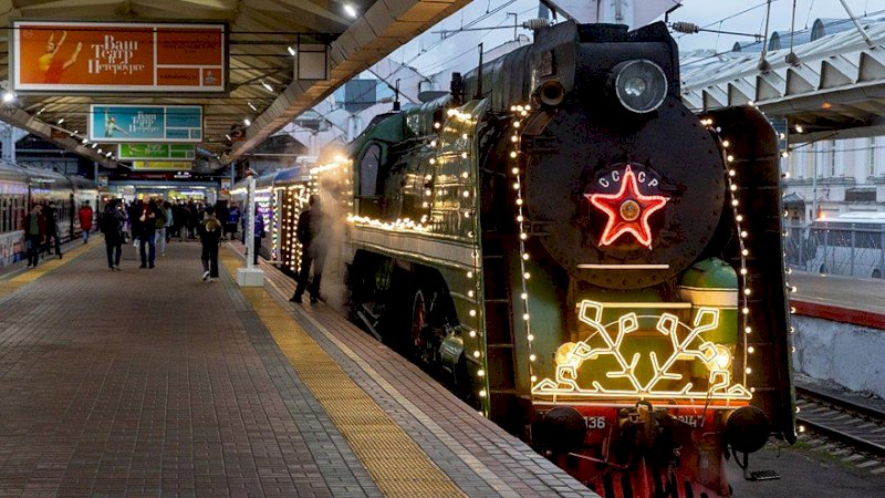 Тюменцы встретили поезд Деда Мороза. ВИДЕО