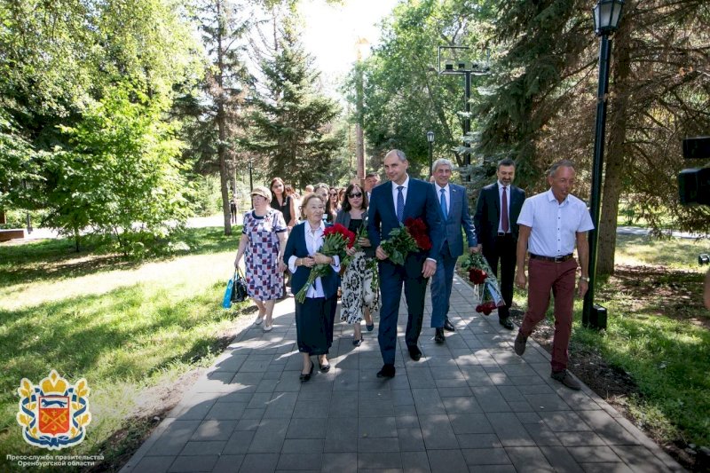 Родственники Мусы Джалиля возложили цветы к памятнику поэта в Оренбурге