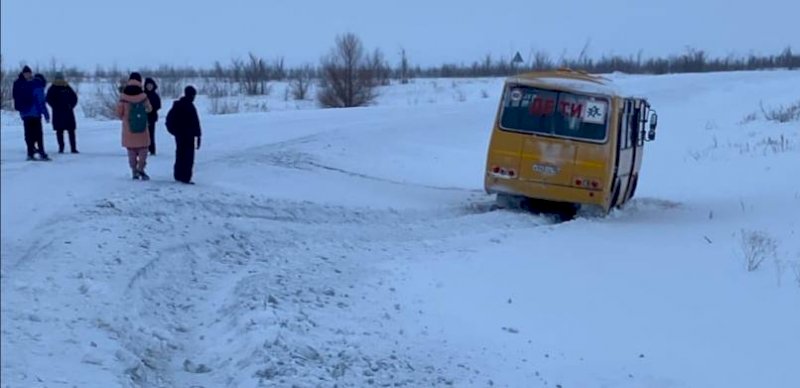 Школьный автобус слетел в кювет в сельском районе Оренбуржья