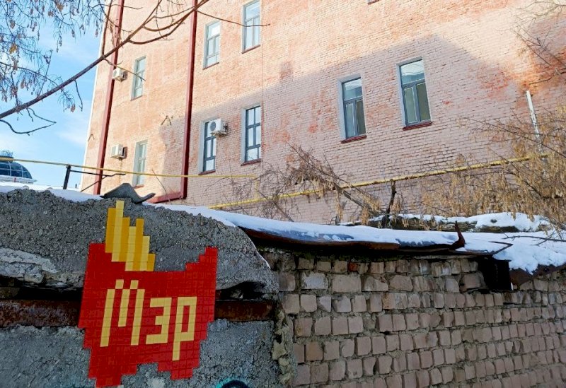 Стрит-арт с намеком на слишком частую смену власти появился в Оренбурге