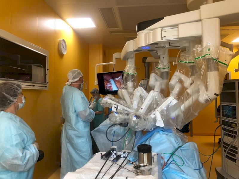 Маленьких екатеринбуржцев впервые начал оперировать робот-хирург 