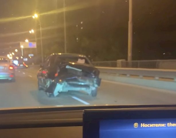 Две иномарки столкнулись в Екатеринбурге на мосту по улице Малышева