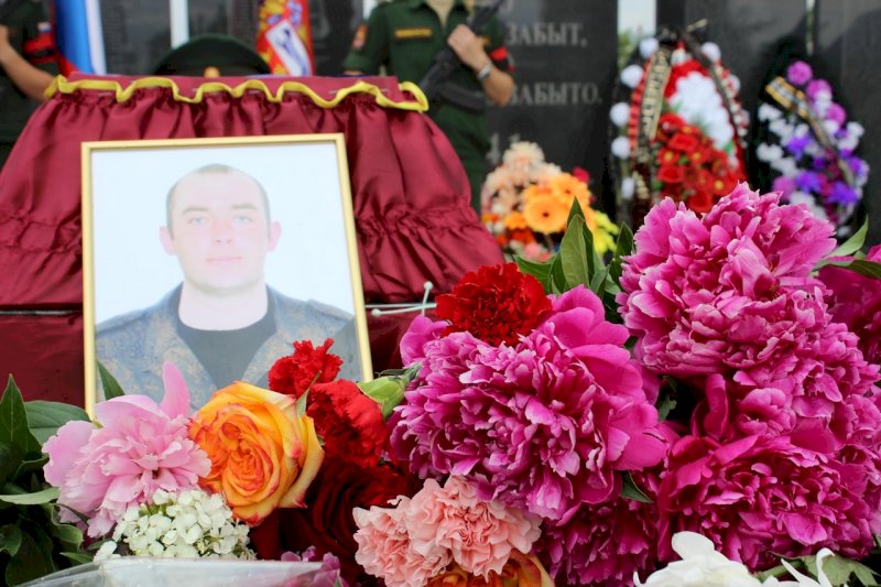 Двух погибших в зоне СВО бойцов похоронили в Оренбуржье