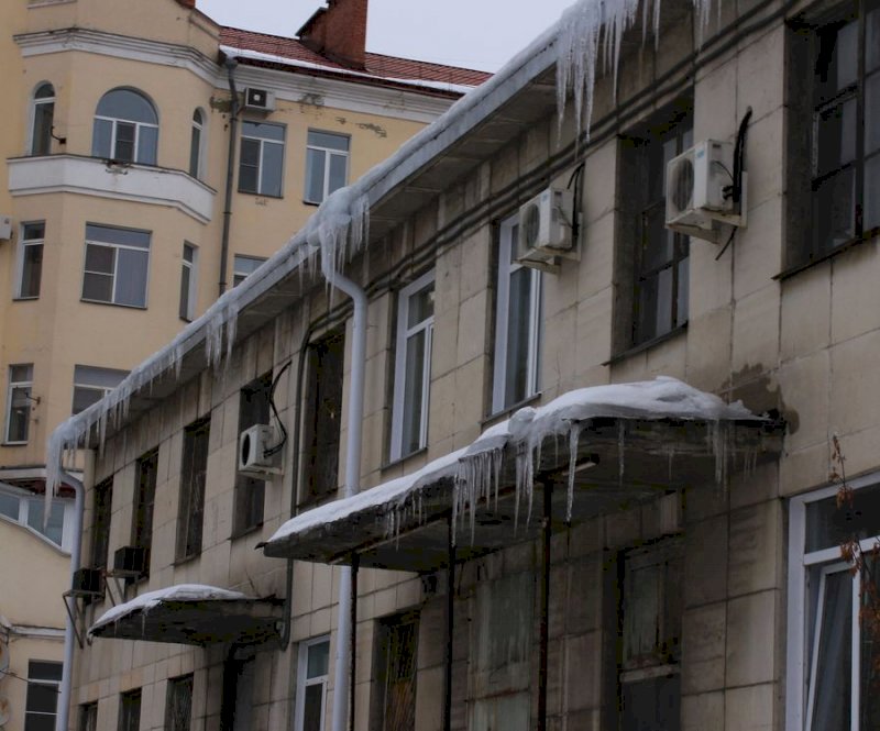 Ледяная глыба упала с дома на голову подростка в Свердловской области
