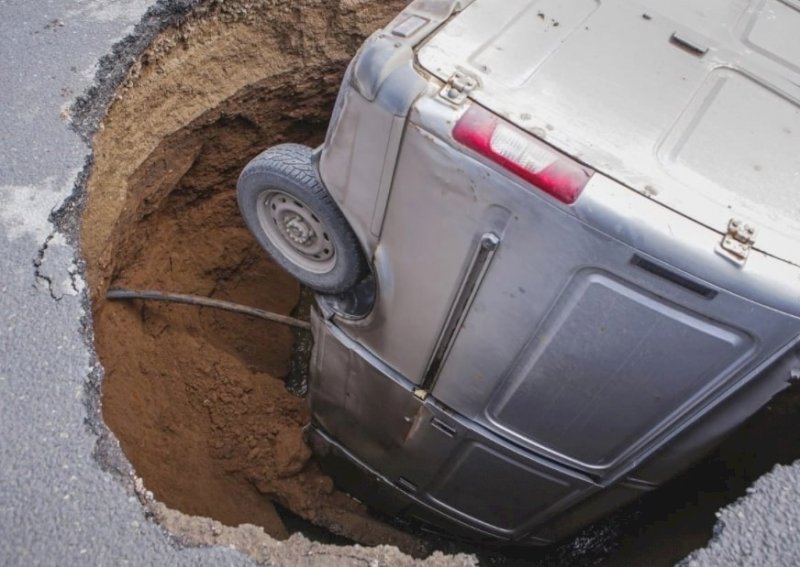 «Газель» целиком провалилась в яму, появившуюся на шоссе в Перми. ВИДЕО