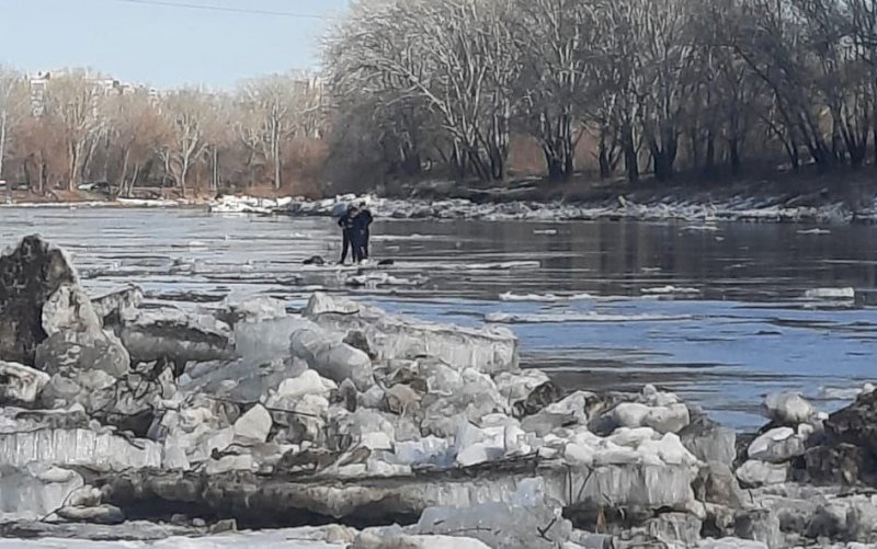 Три человека оказались на льдине посреди Урала в Оренбурге