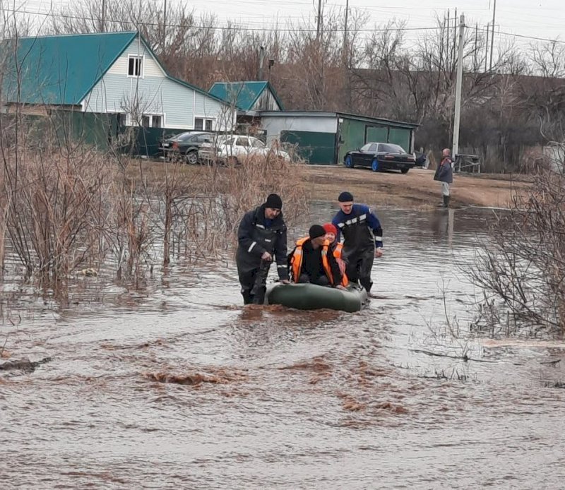 Вышедшая из берегов река затопила 17 дворов в поселке под Оренбургом