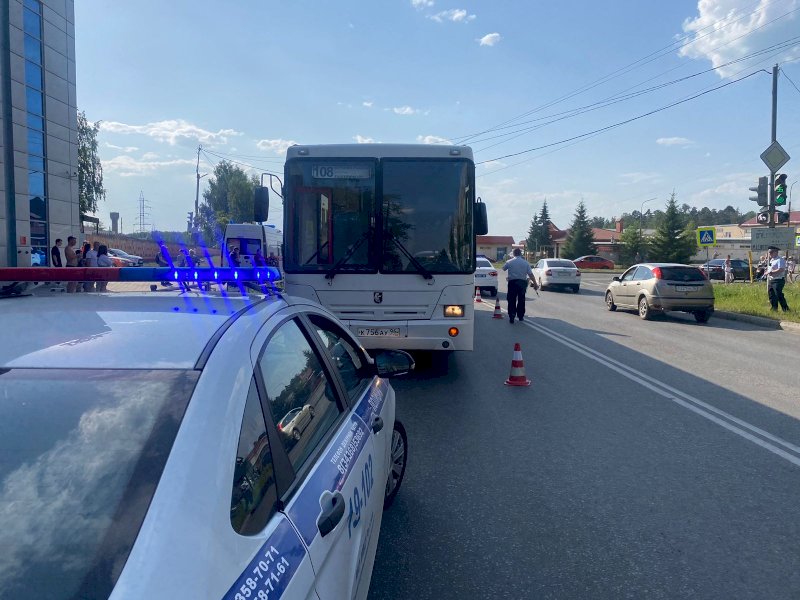 Автобус насмерть сбил ребенка на пешеходном переходе в Свердловской области. ФОТО