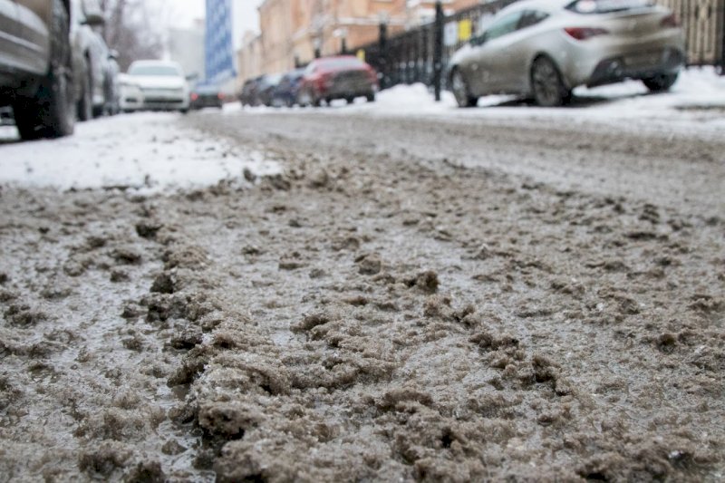 Виноваты автолюбители: власти Екатеринбурга объяснили, почему на улицах города столько грязи