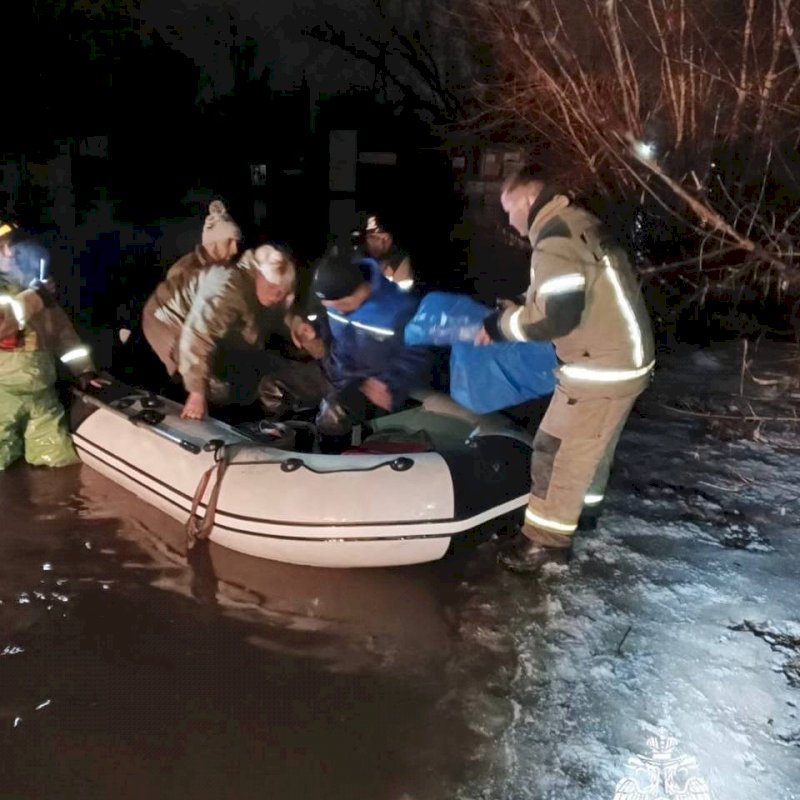 Почти 50 жителей эвакуировано из зон подтопления в Оренбуржье