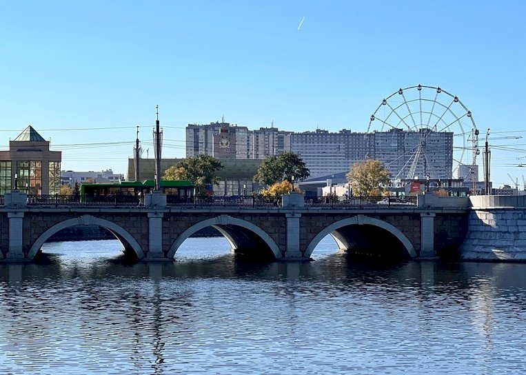Мост возле челябинской филармонии «оденут» в каслинское литье