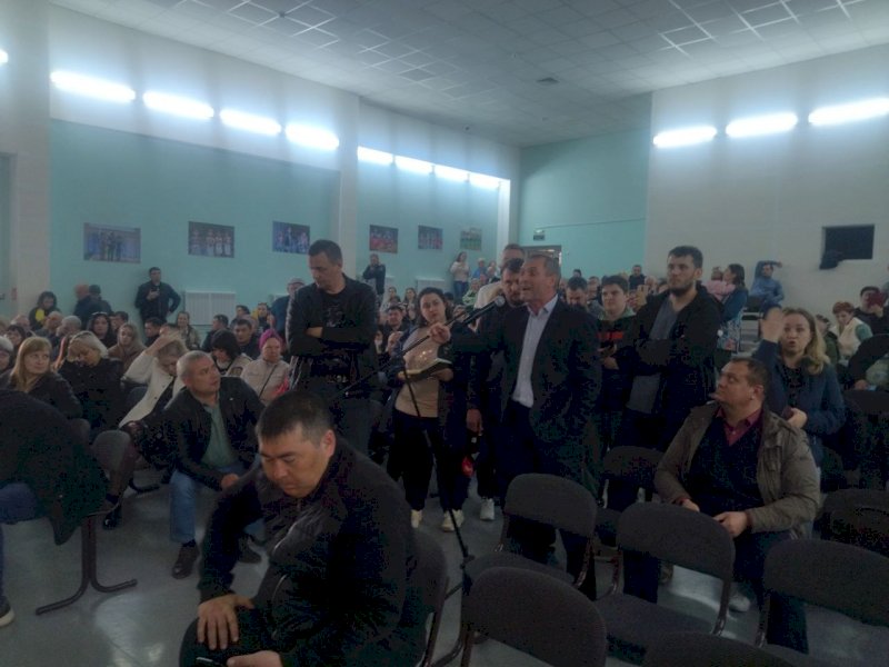 «Где мои выплаты?»: жители оренбургского района встретились с местной властью 