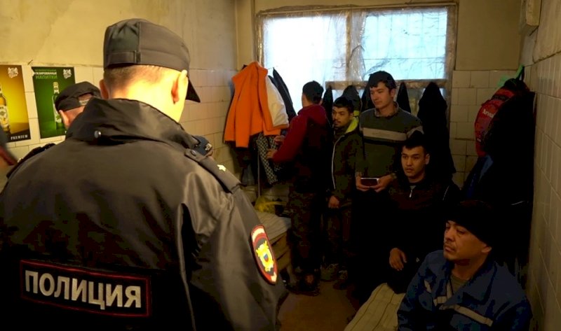 Челябинских работодателей накажут за незаконную работу мигрантов на складах