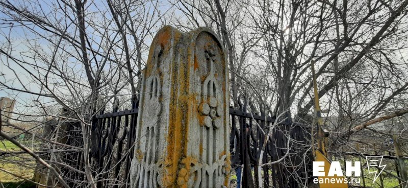 Оренбургский «Пантеон»: волонтеры прибрались на могиле известного купца на историческом кладбище. ФОТО