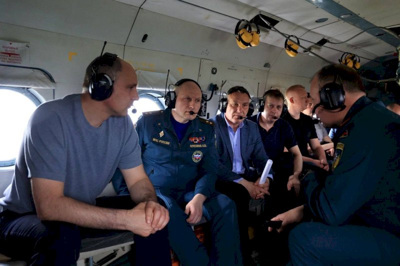 Глава МЧС России на вертолете облетел территорию Орска
